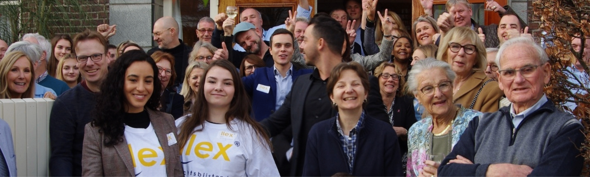 Familje e lumtur duke buzëqeshur, e mbështetur nga LLex